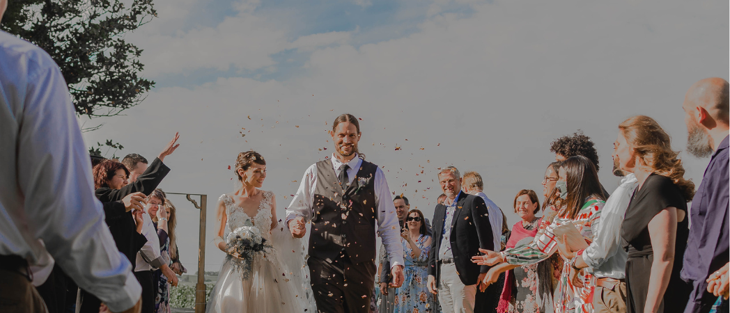 Ideal clothing for guests without overshadowing the bride